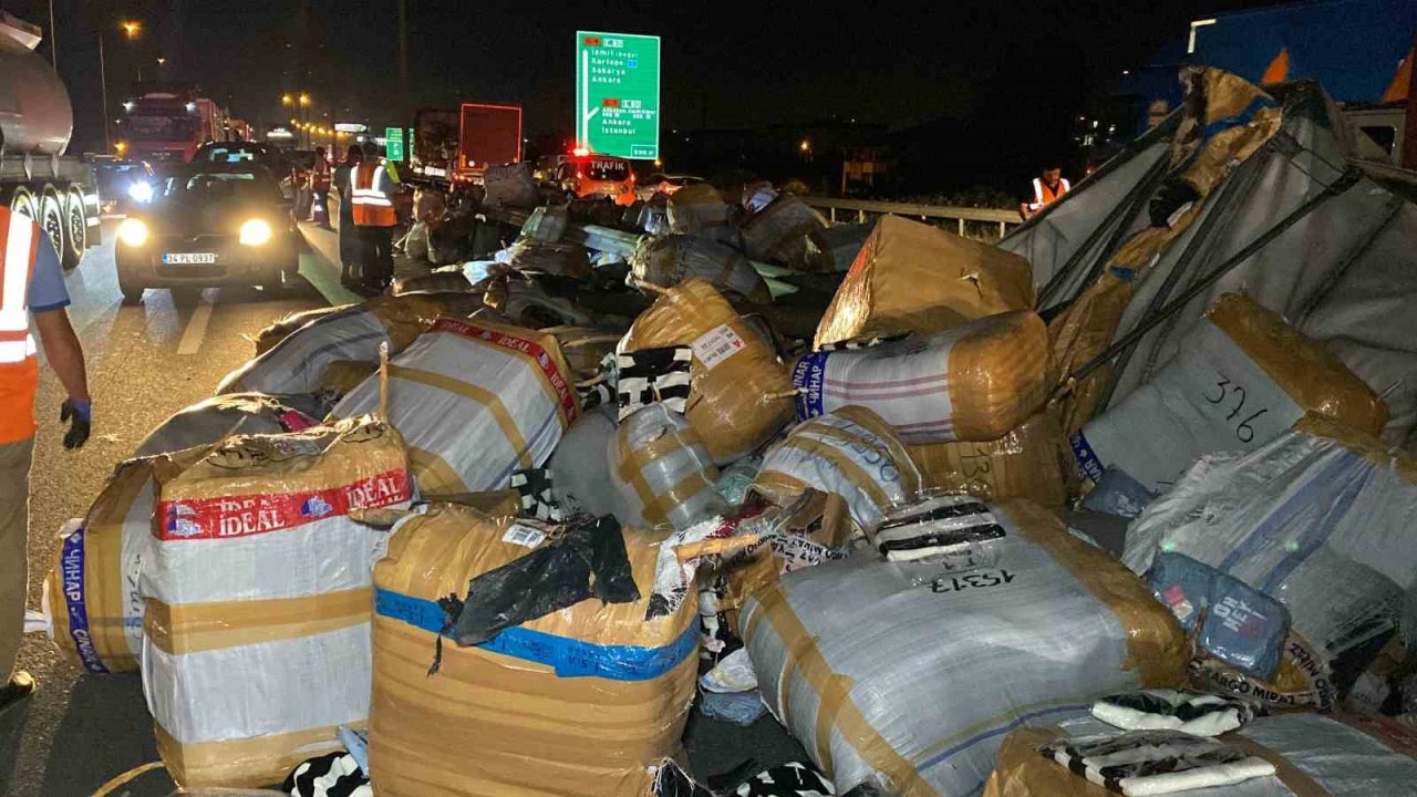 TEM’de tırdan devrilen yüklere otomobil çarptı, trafik felç oldu: 3 yaralı