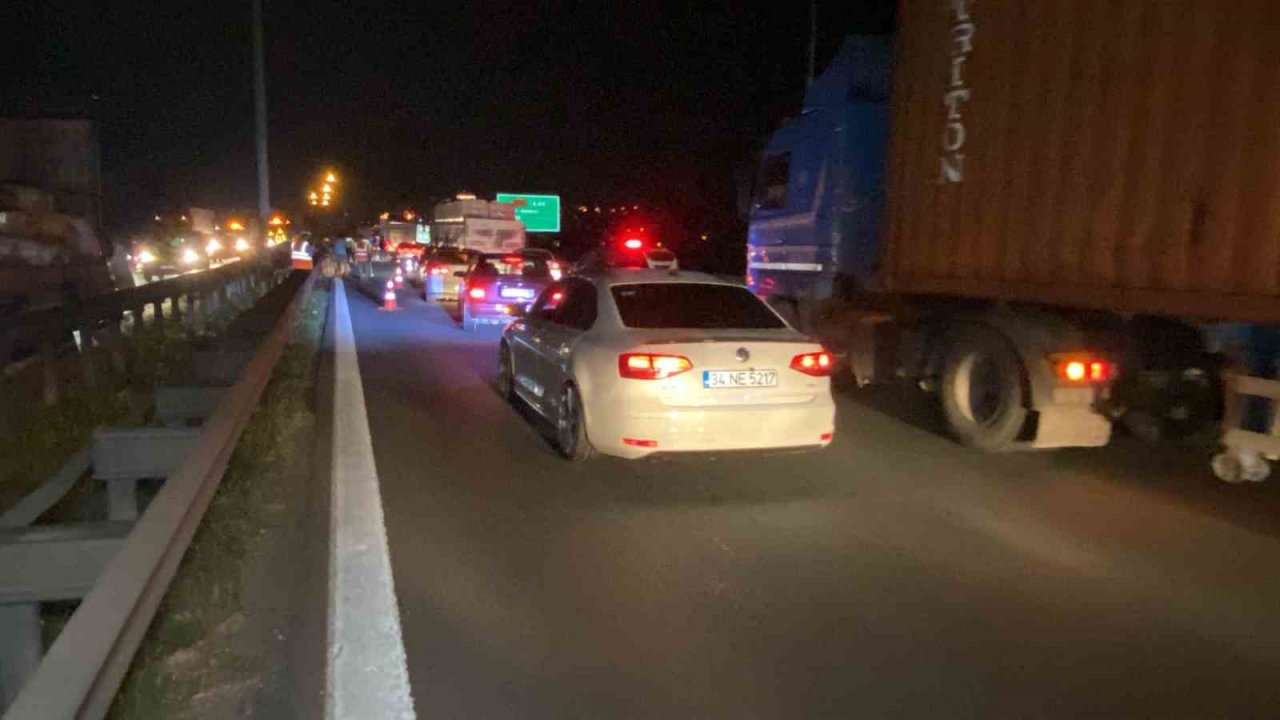 TEM’de tırdan devrilen yüklere otomobil çarptı, trafik felç oldu: 3 yaralı