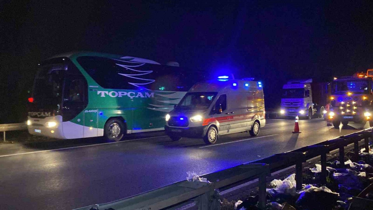 TEM’de tırdan devrilen yüklere otomobil çarptı, trafik felç oldu: 3 yaralı