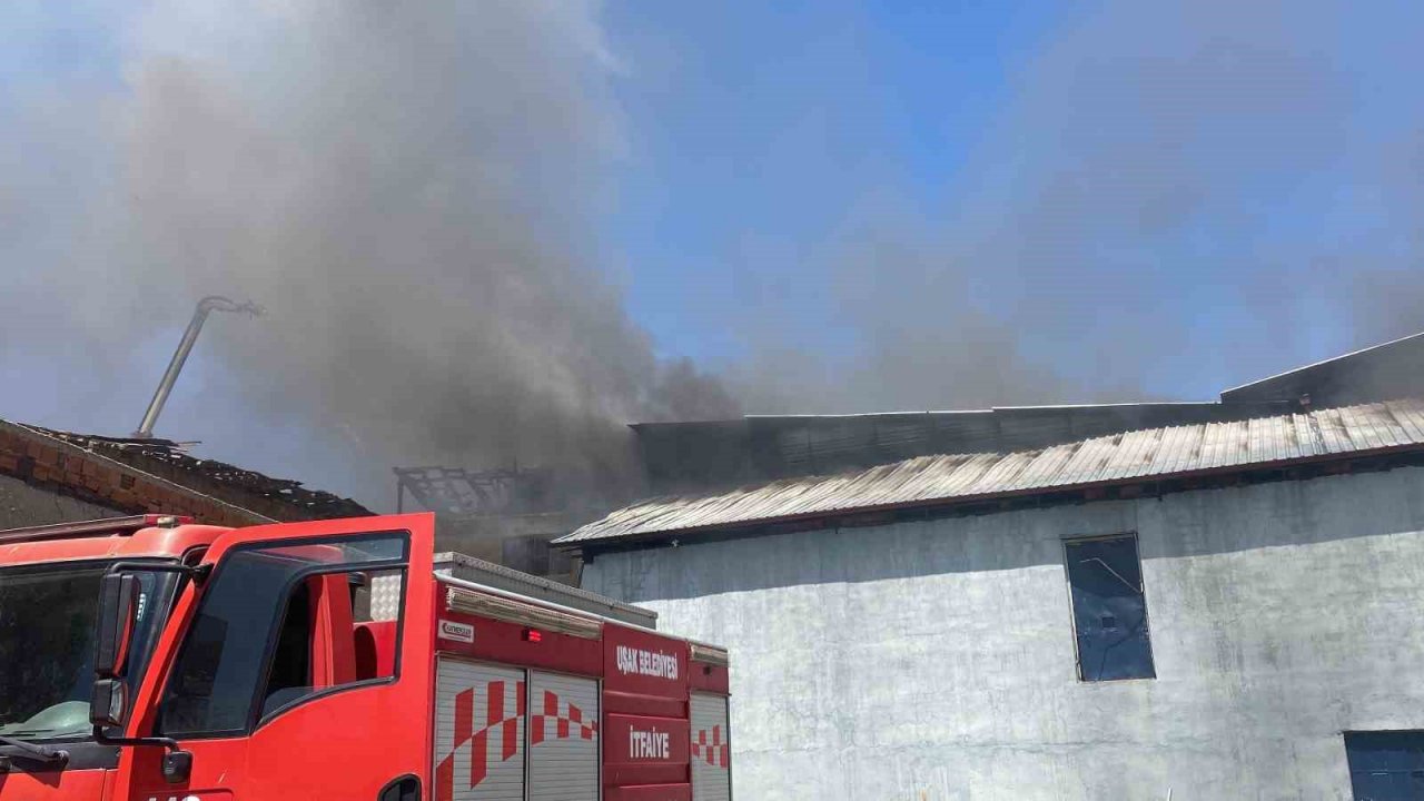 Uşak’ta tekstil fabrikasında yangın