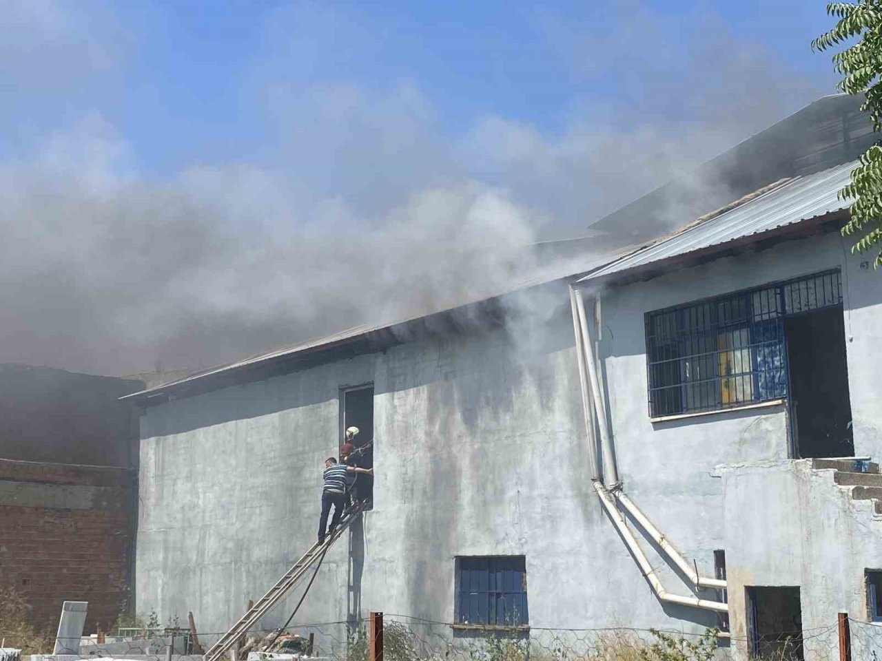 Uşak’ta tekstil fabrikasında yangın