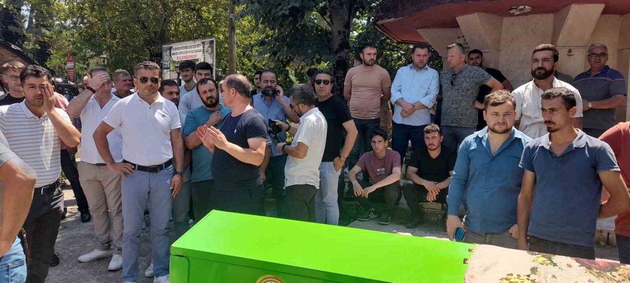 Zonguldak’da trafik kazasında hayatını kaybeden hamile kadın toprağa verildi