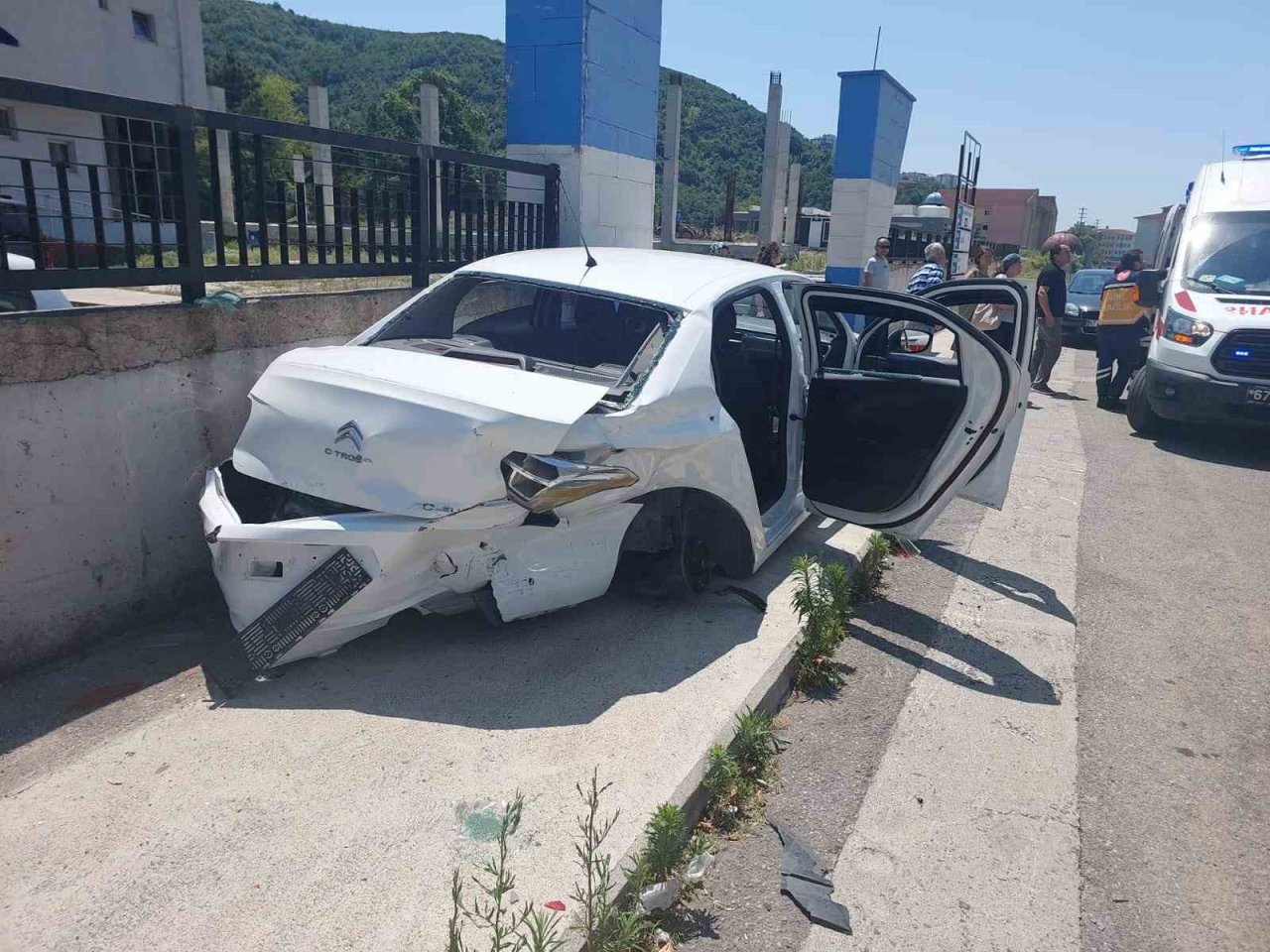 U dönüşü yapmak isteyen otomobile çarptı