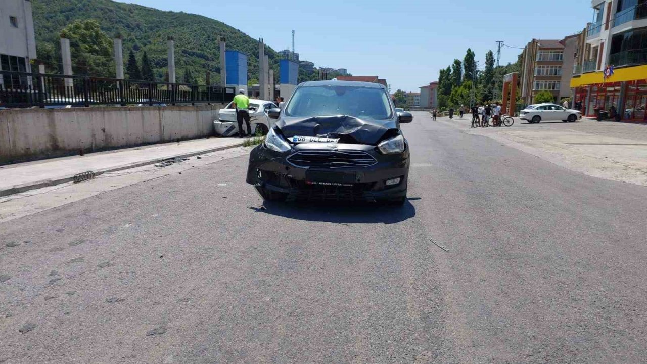 U dönüşü yapmak isteyen otomobile çarptı