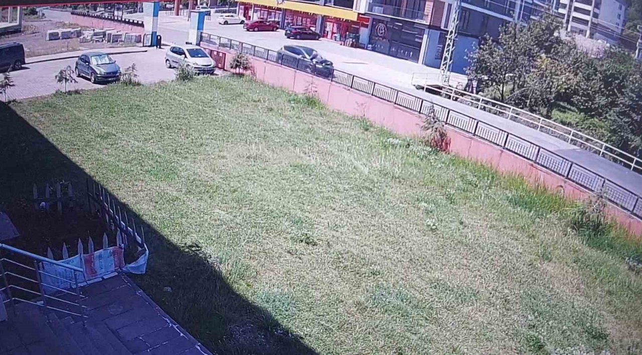 U dönüşü yapmak isteyen otomobile çarptı