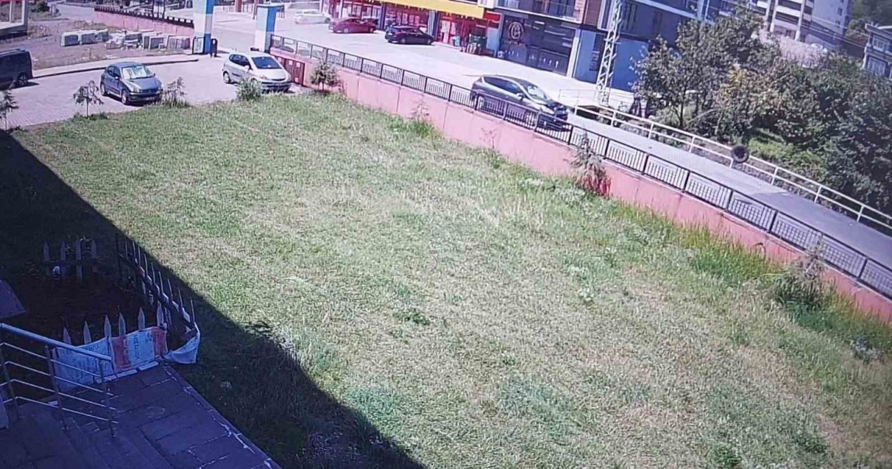 U dönüşü yapmak isteyen otomobile çarptı