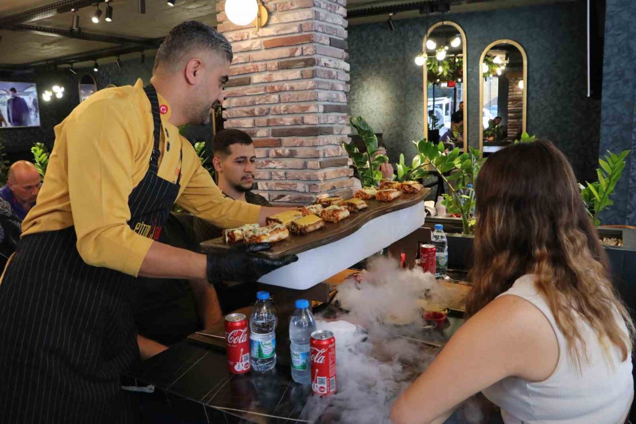 Adanalılar sıcaktan ne yapacağını şaşırdı, dönerci de buzlu servis başladı