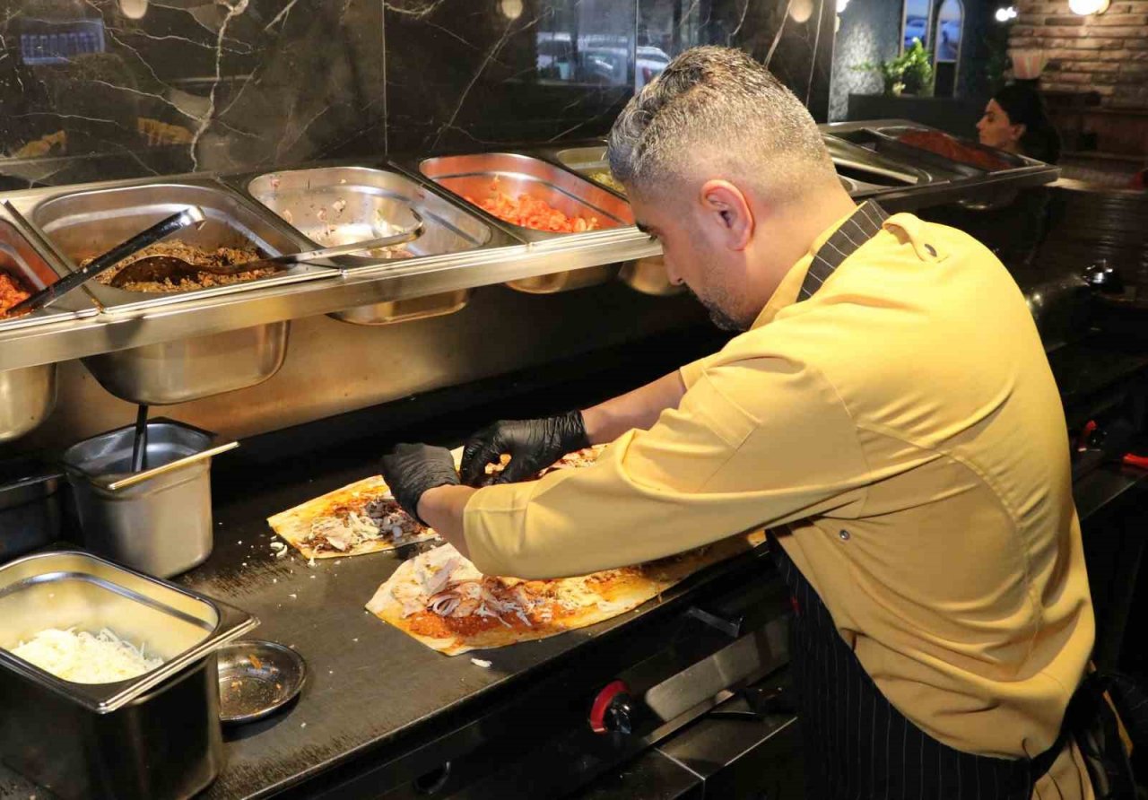 Adanalılar sıcaktan ne yapacağını şaşırdı, dönerci de buzlu servis başladı