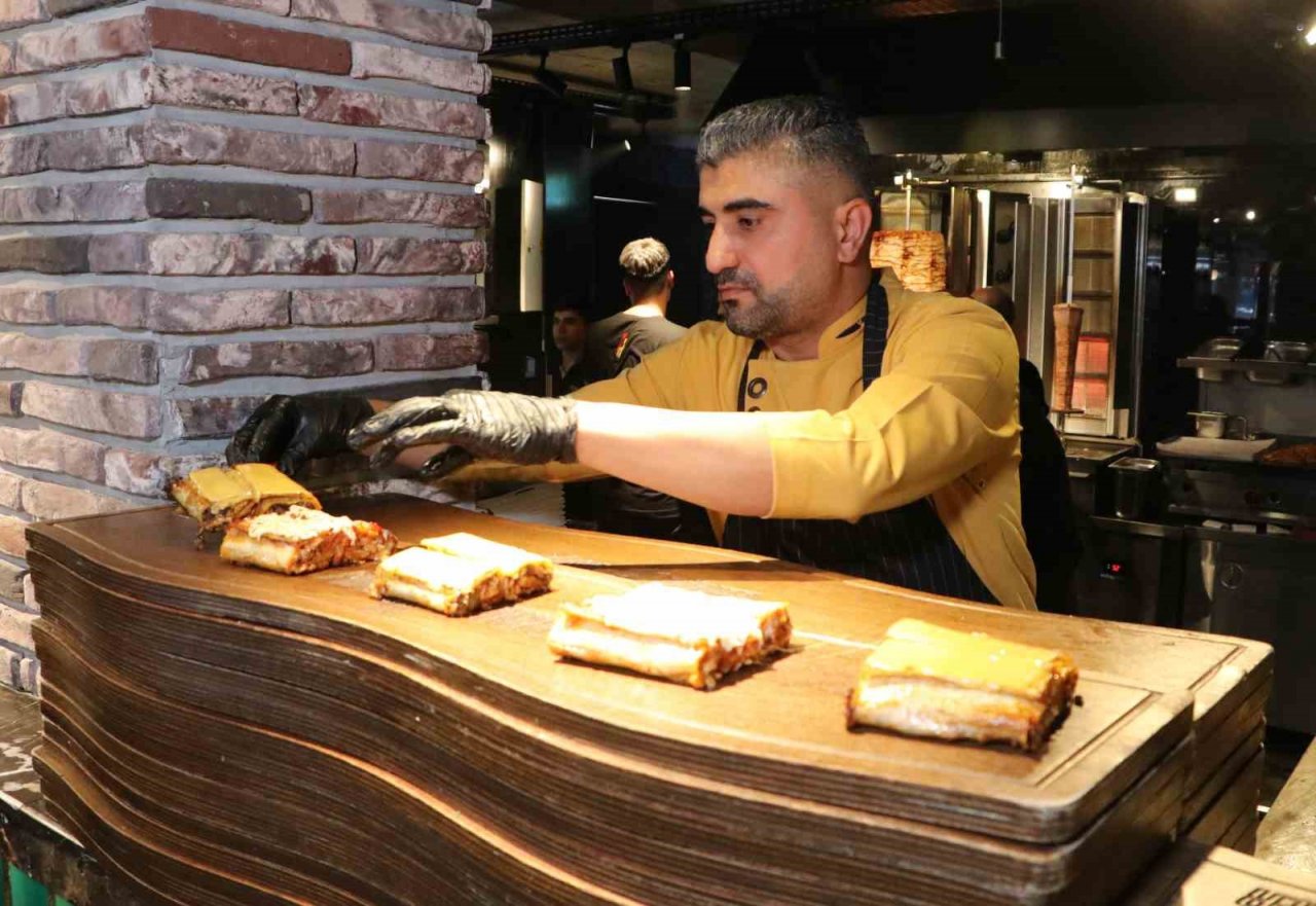 Adanalılar sıcaktan ne yapacağını şaşırdı, dönerci de buzlu servis başladı