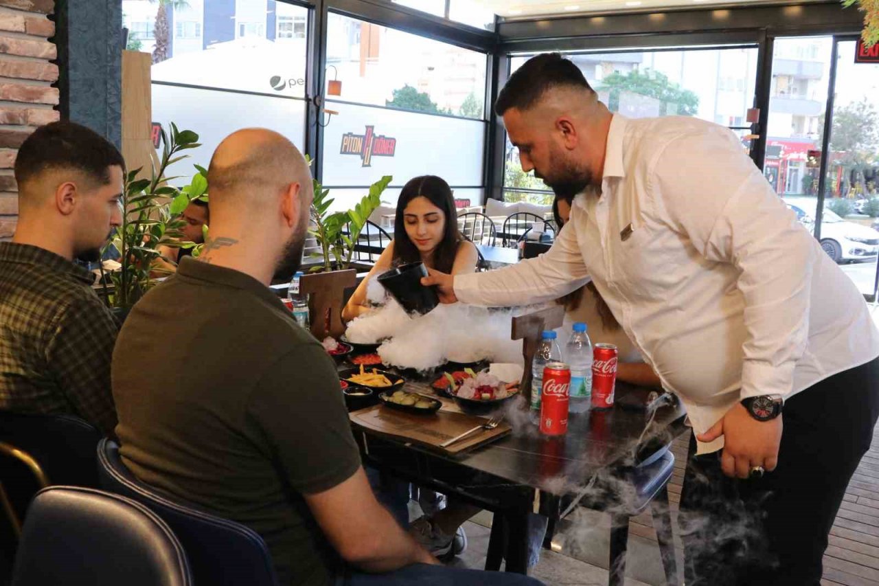 Adanalılar sıcaktan ne yapacağını şaşırdı, dönerci de buzlu servis başladı