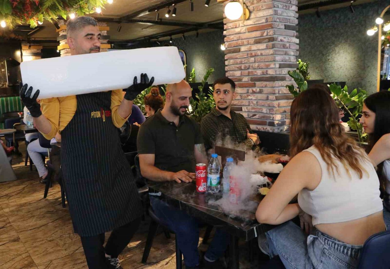 Adanalılar sıcaktan ne yapacağını şaşırdı, dönerci de buzlu servis başladı