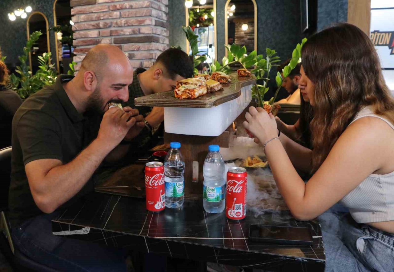 Adanalılar sıcaktan ne yapacağını şaşırdı, dönerci de buzlu servis başladı