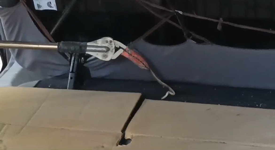 Aracın içine giren yılan itfaiyeyi seferber etti