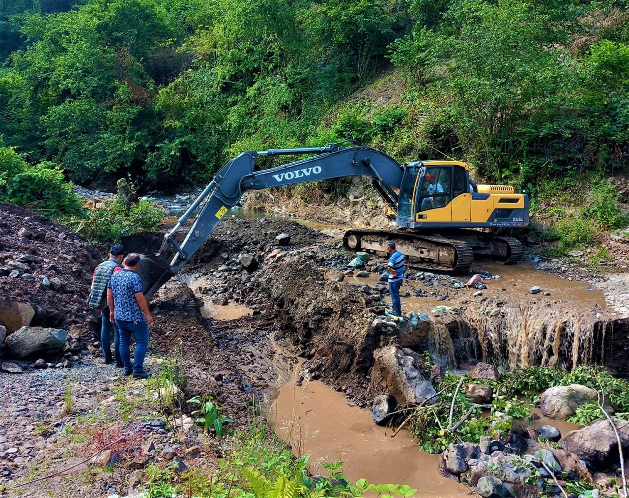 Başkan Tören: “Heyelanlar sonucu kırsalda 60 mahallede kapanan 227 yolu ulaşıma açtık”