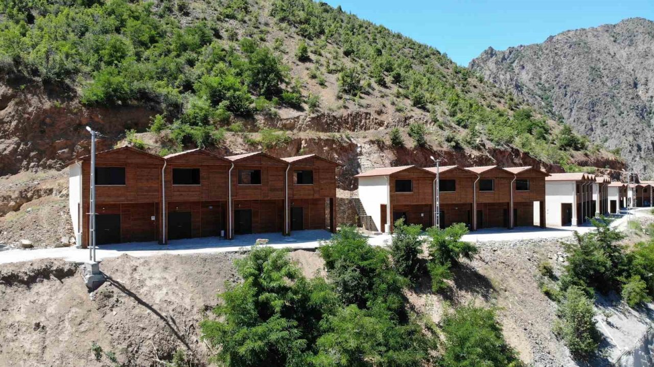 Yangın felaketinin yaşandığı Dereiçi köyü sakinleri yeni evlerine kavuştu