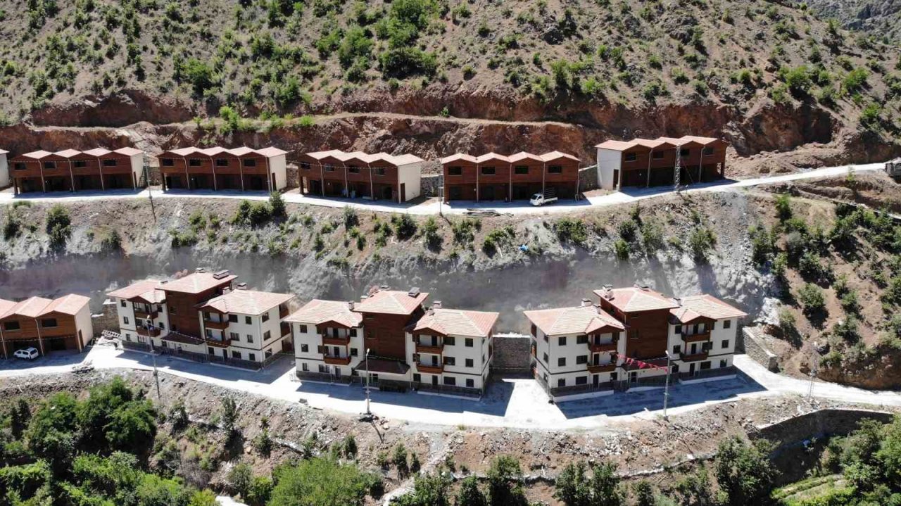 Yangın felaketinin yaşandığı Dereiçi köyü sakinleri yeni evlerine kavuştu