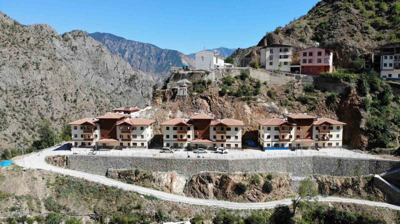 Yangın felaketinin yaşandığı Dereiçi köyü sakinleri yeni evlerine kavuştu