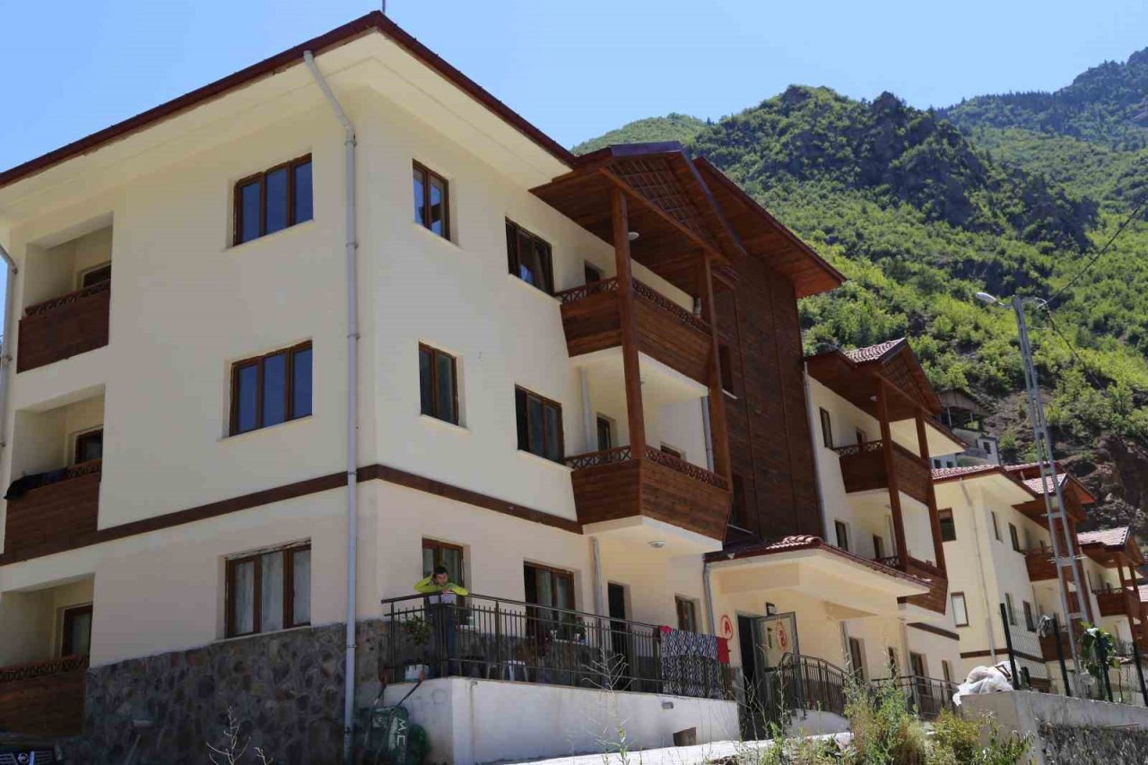 Yangın felaketinin yaşandığı Dereiçi köyü sakinleri yeni evlerine kavuştu