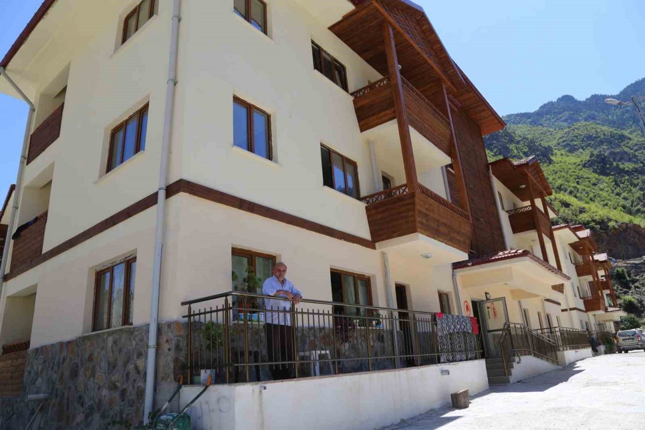 Yangın felaketinin yaşandığı Dereiçi köyü sakinleri yeni evlerine kavuştu