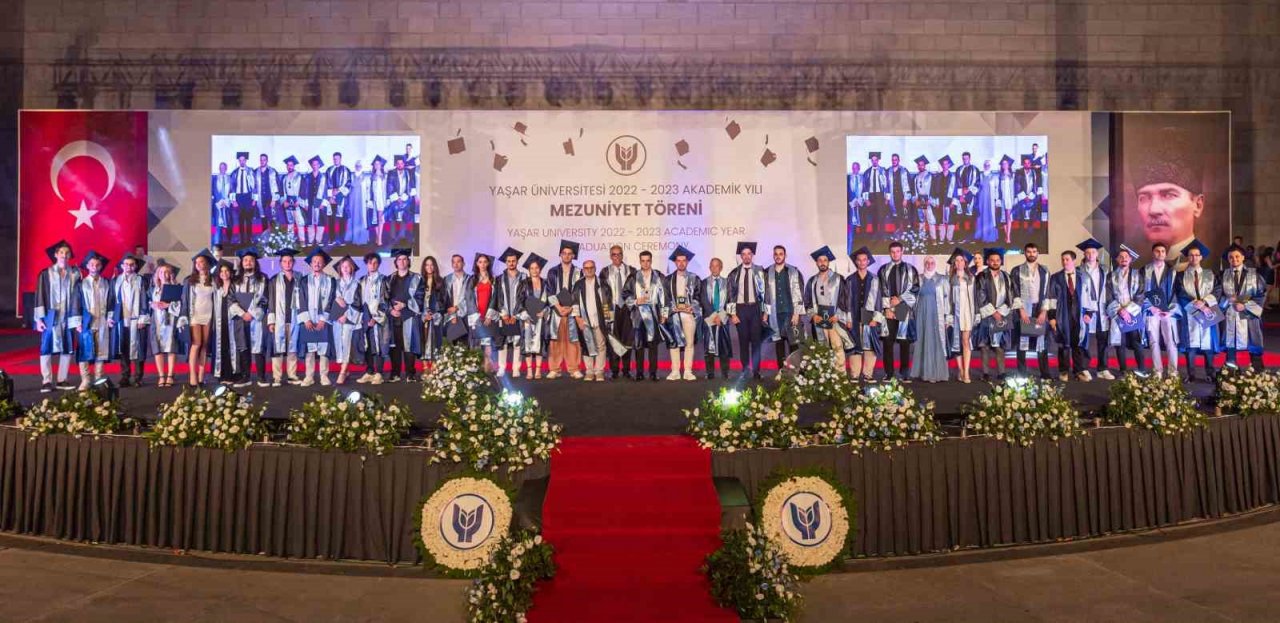 Mezuniyet heyecanıyla yeni hayatlarına uğurlandılar