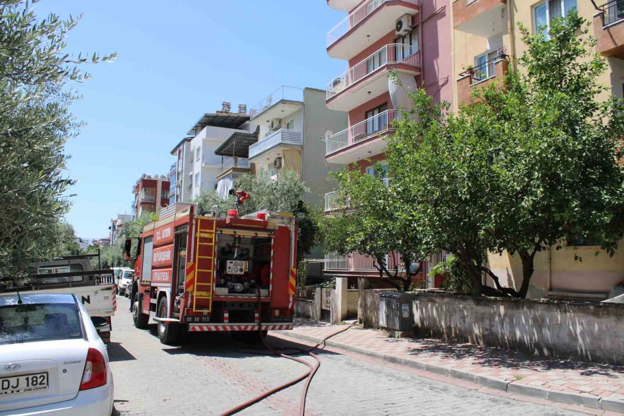 Çatıda tutuşan malzemeler, itfaiye ekiplerini harekete geçti