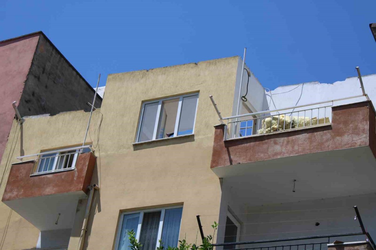 Çatıda tutuşan malzemeler, itfaiye ekiplerini harekete geçti