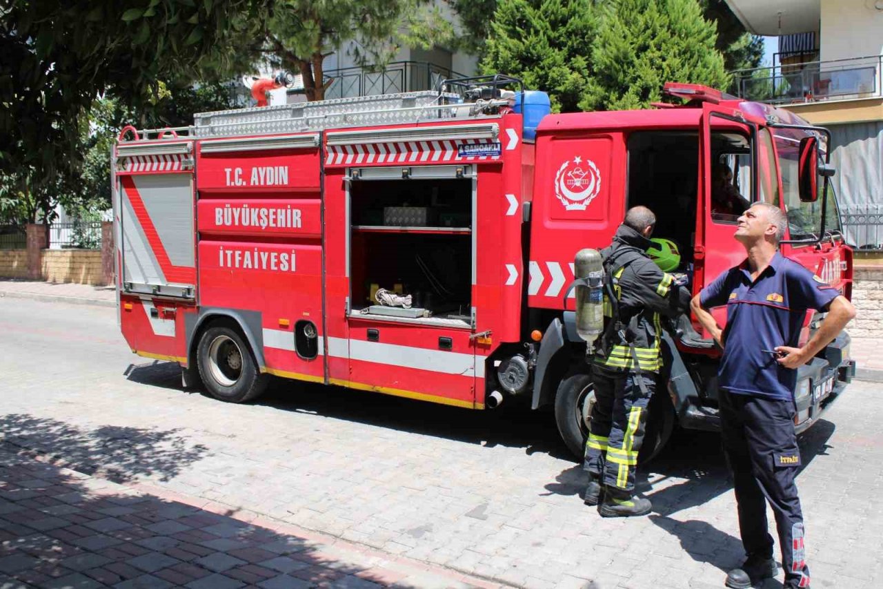 Çatıda tutuşan malzemeler, itfaiye ekiplerini harekete geçti