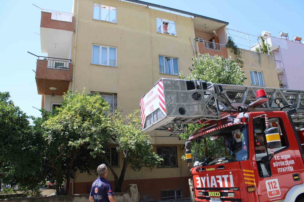 Çatıda tutuşan malzemeler, itfaiye ekiplerini harekete geçti