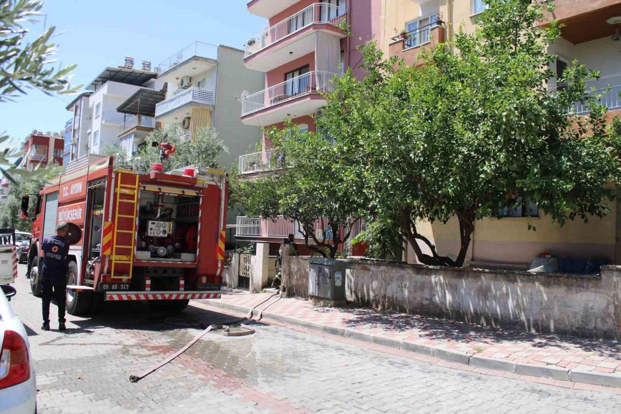 Çatıda tutuşan malzemeler, itfaiye ekiplerini harekete geçti