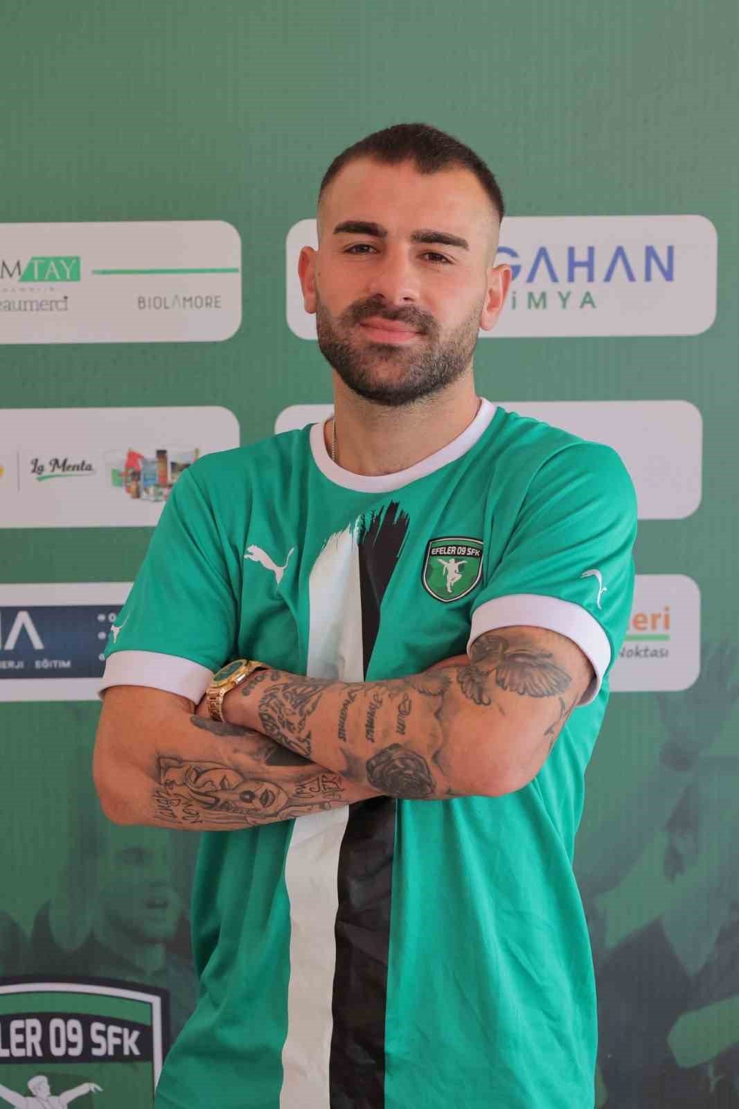 Efeler, transferde hız kesmiyor