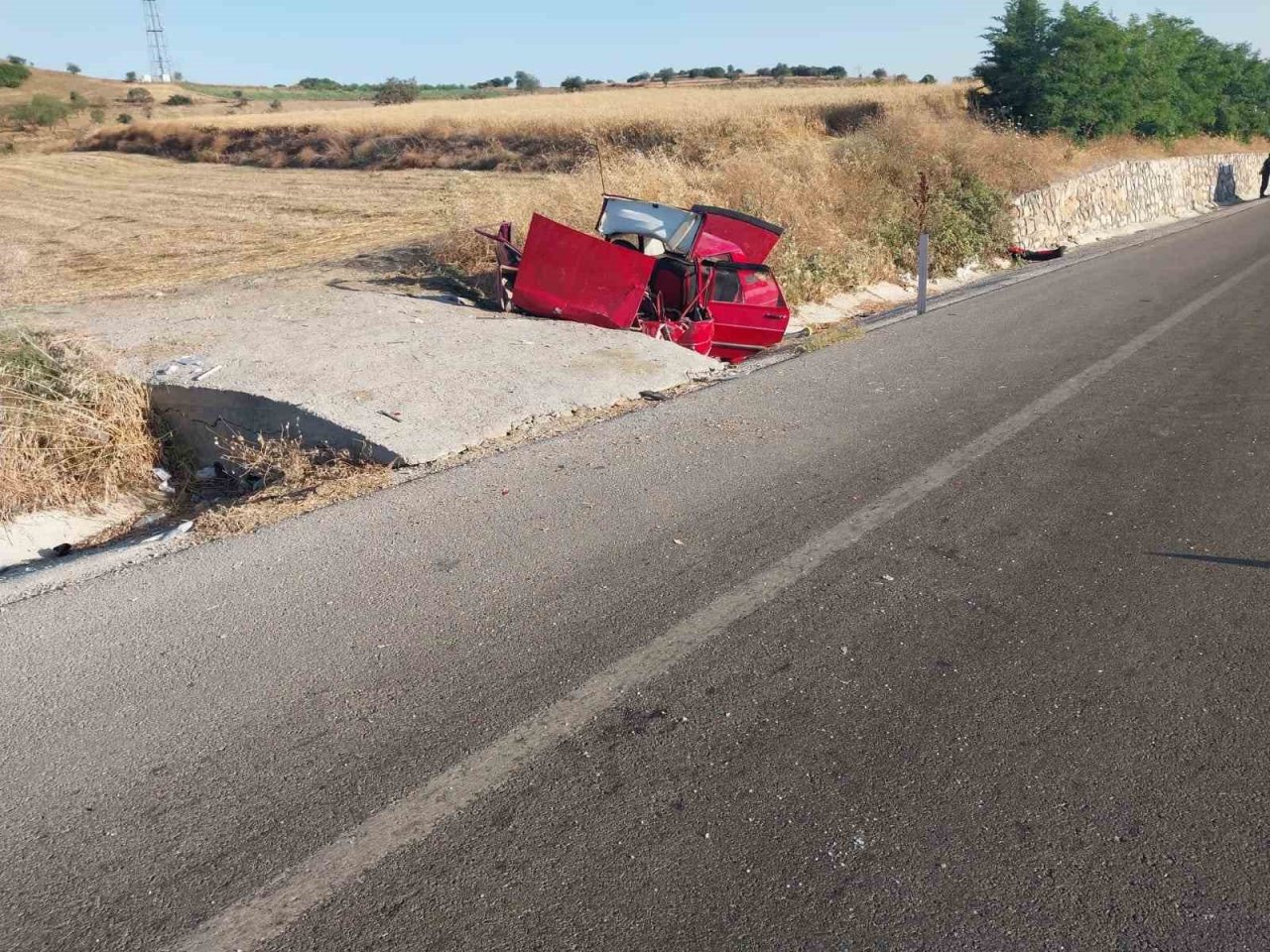 Hurdaya dönen araçta: 2 ölü, 1 yaralı