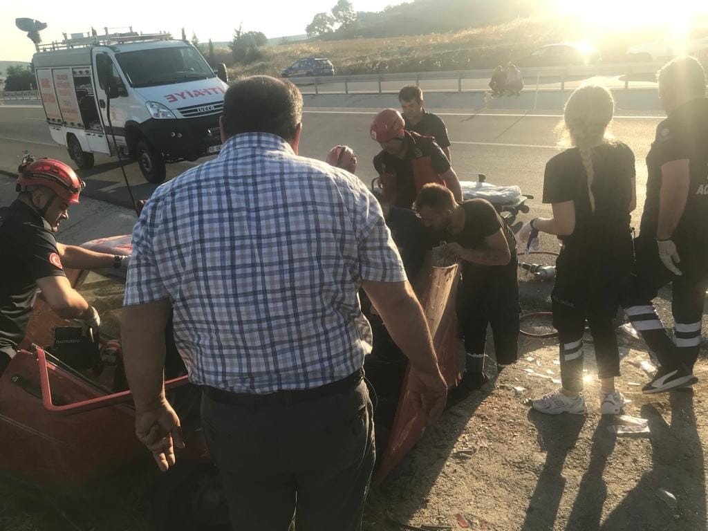 Hurdaya dönen araçta: 2 ölü, 1 yaralı