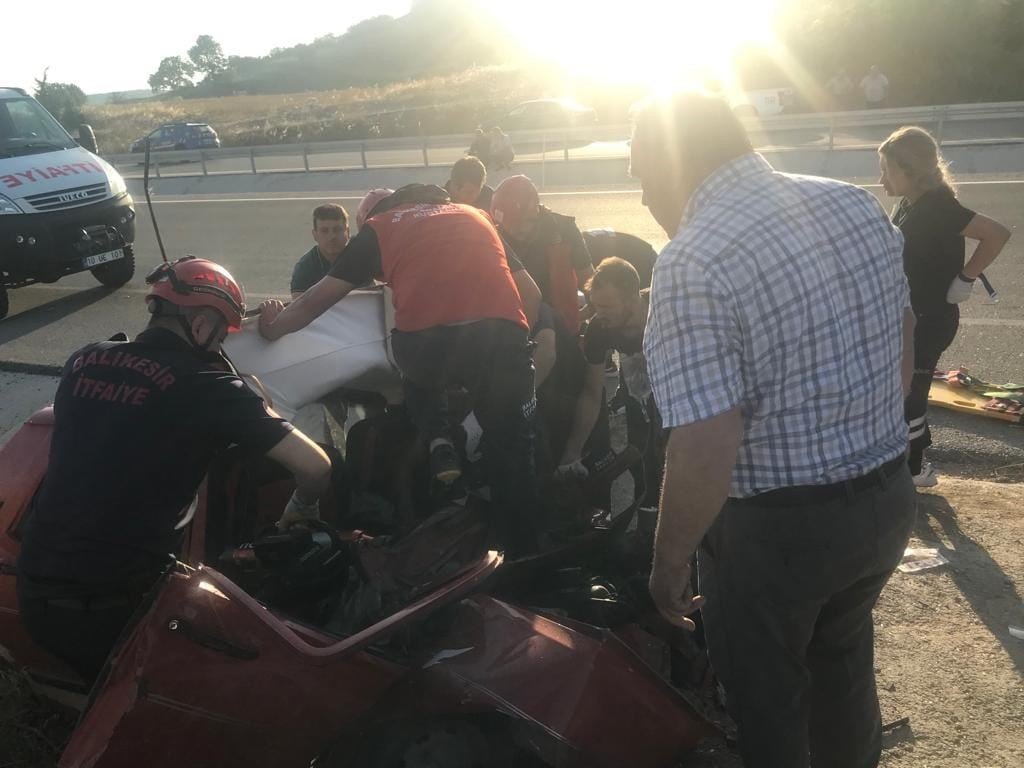 Hurdaya dönen araçta: 2 ölü, 1 yaralı