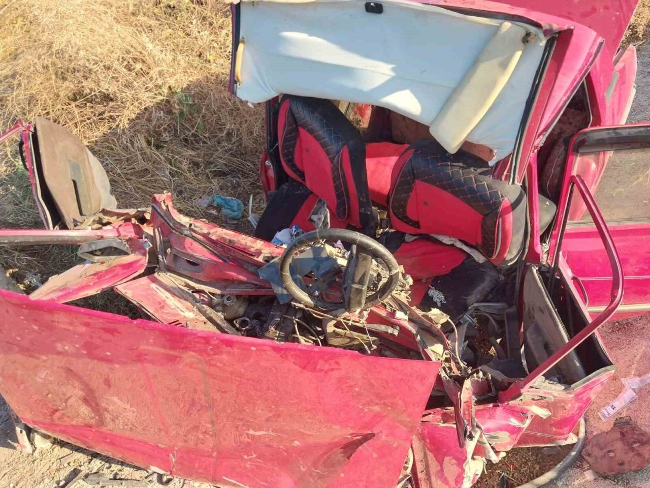 Hurdaya dönen araçta: 2 ölü, 1 yaralı