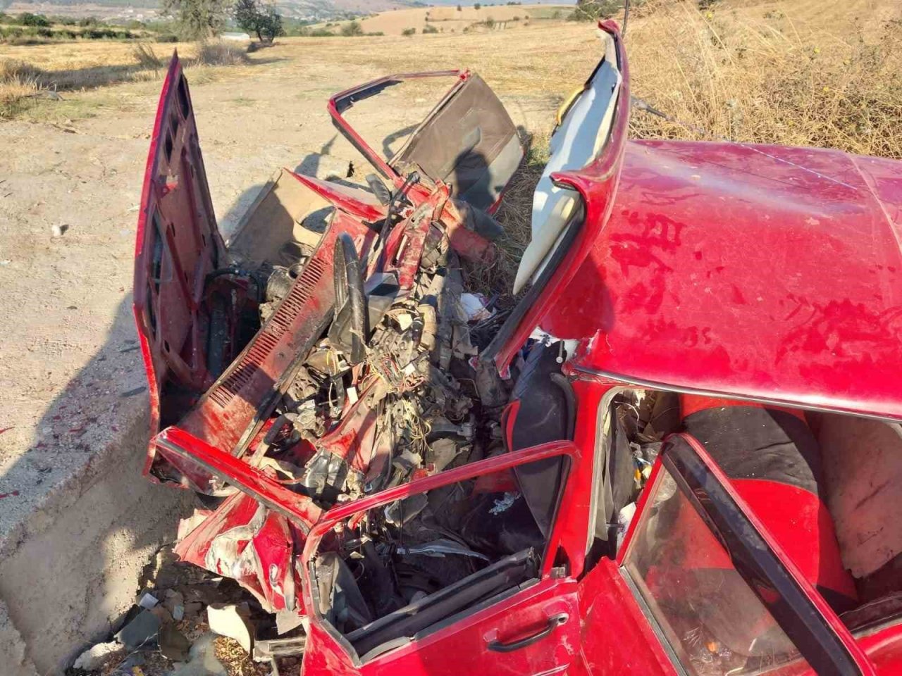 Hurdaya dönen araçta: 2 ölü, 1 yaralı