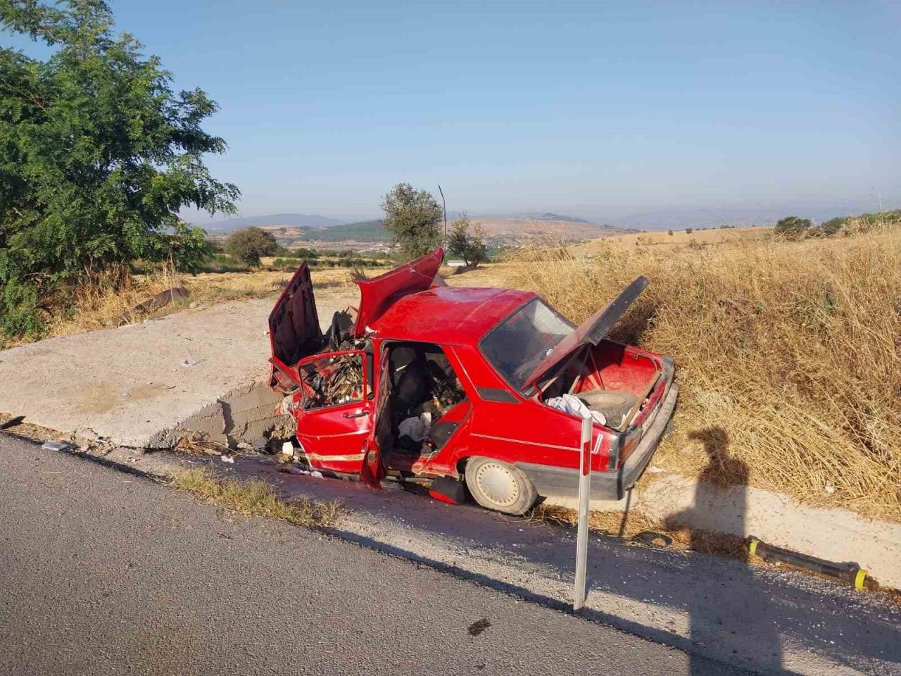 Hurdaya dönen araçta: 2 ölü, 1 yaralı