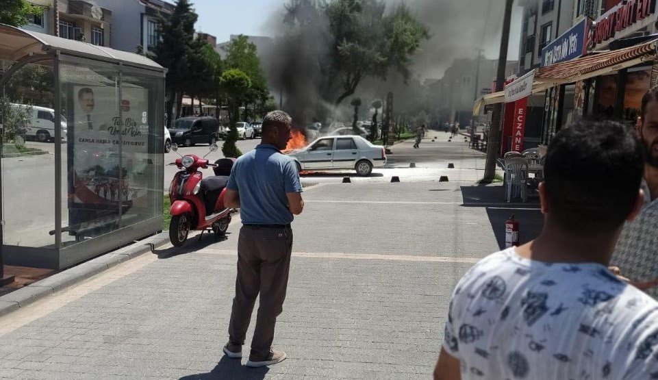 Alev alev yanan otomobilden atlayarak kurtuldu