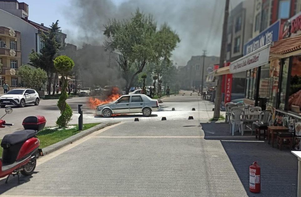 Alev alev yanan otomobilden atlayarak kurtuldu