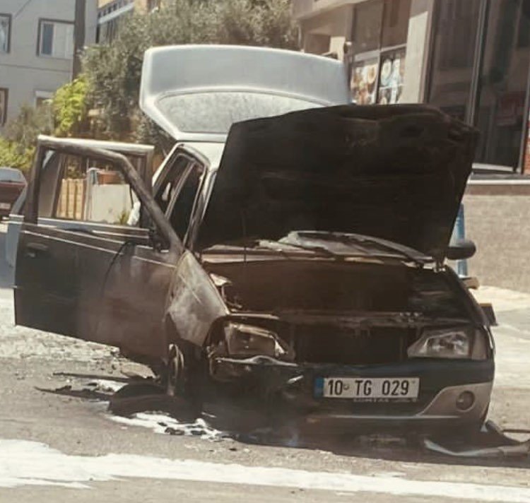 Alev alev yanan otomobilden atlayarak kurtuldu