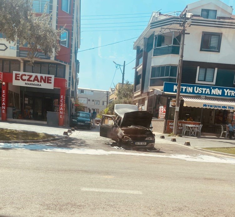 Alev alev yanan otomobilden atlayarak kurtuldu