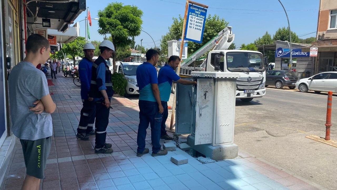 Gönen’de sıcaklardan dolayı telekom panosunda yangın çıktı