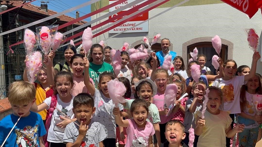 Öğrencilere pamuk şeker sürprizi