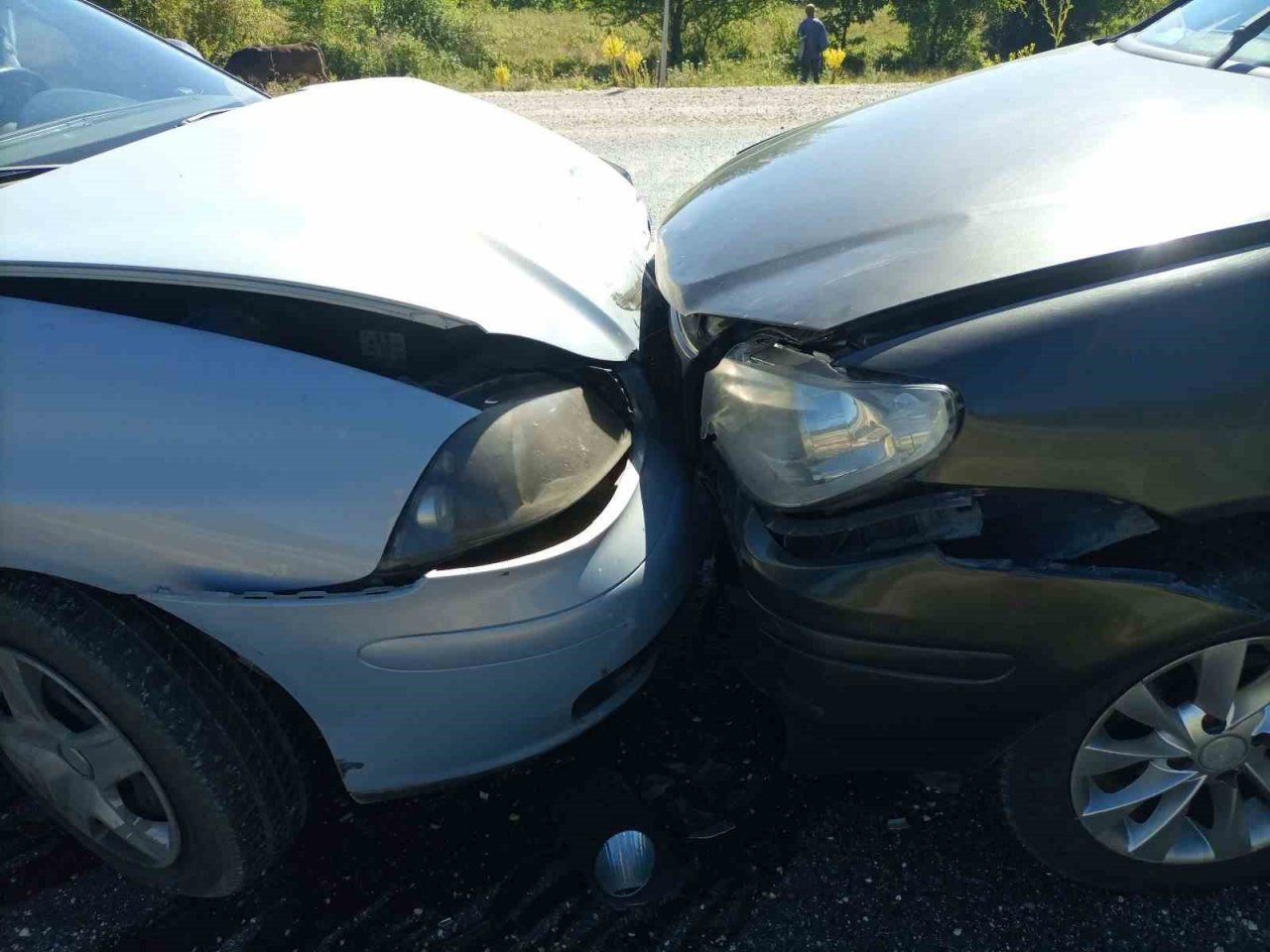 Bilecik’te 2 otomobil kafa kafaya çarpıştı