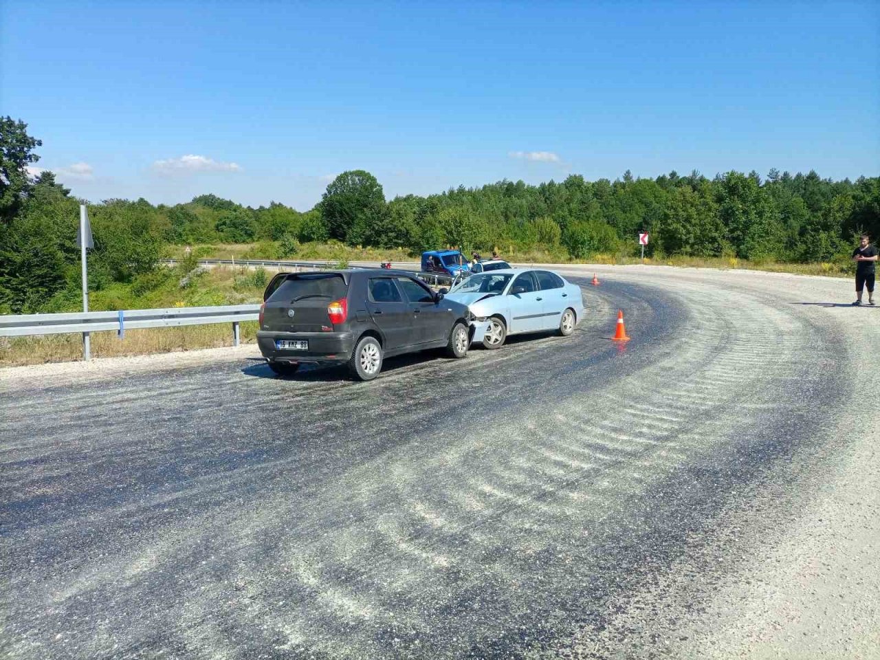 Bilecik’te 2 otomobil kafa kafaya çarpıştı