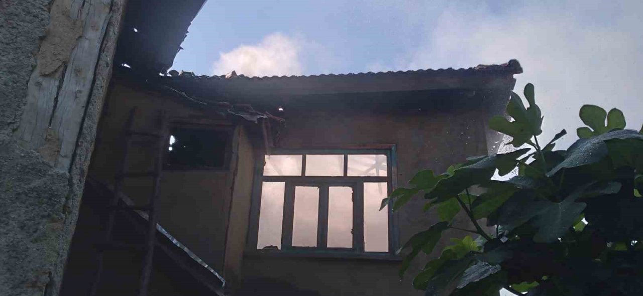 Bilecik’te ev yangını, bir kişi hayatını kaybetti