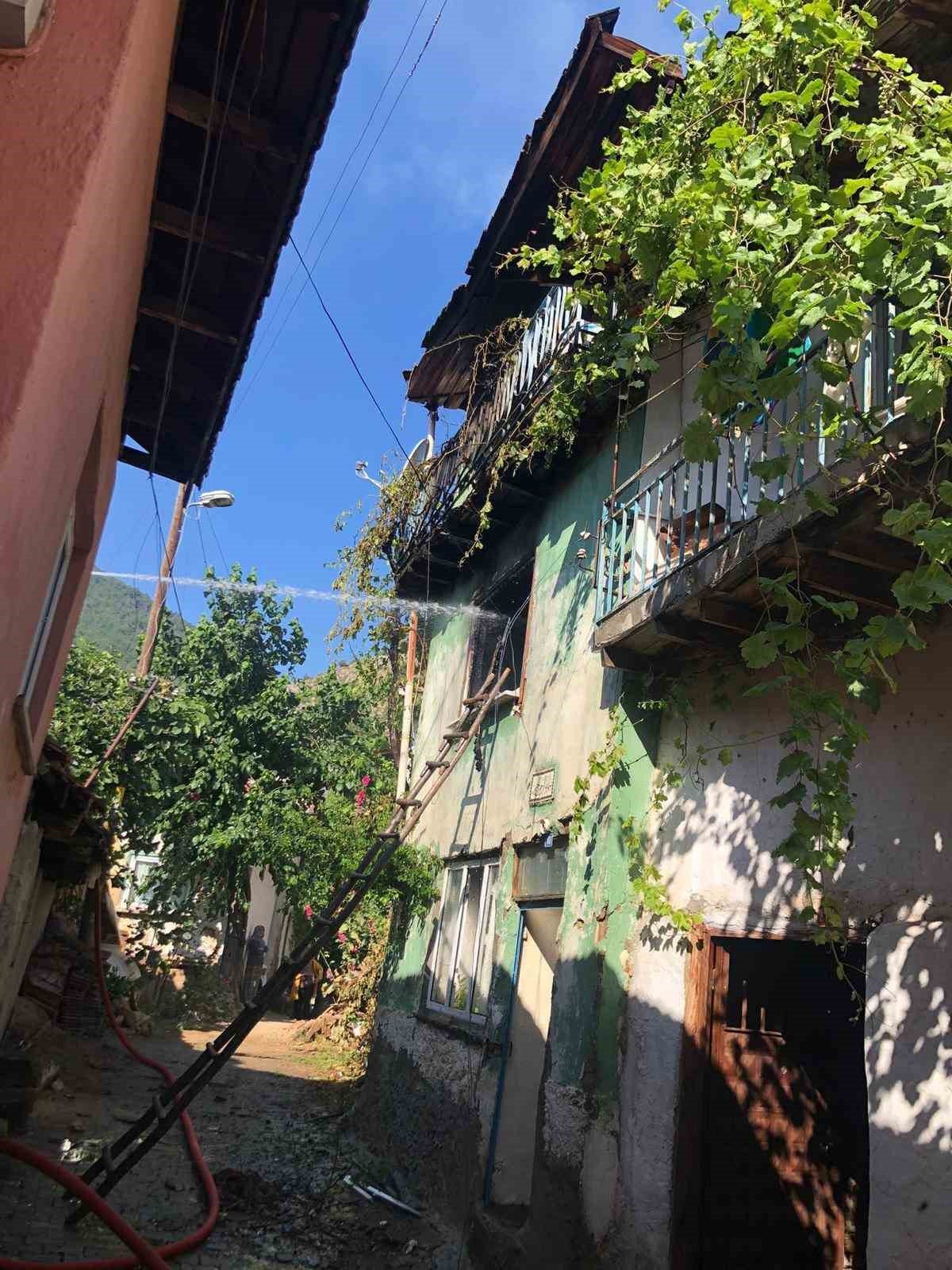 Bilecik’te ev yangını, bir kişi hayatını kaybetti