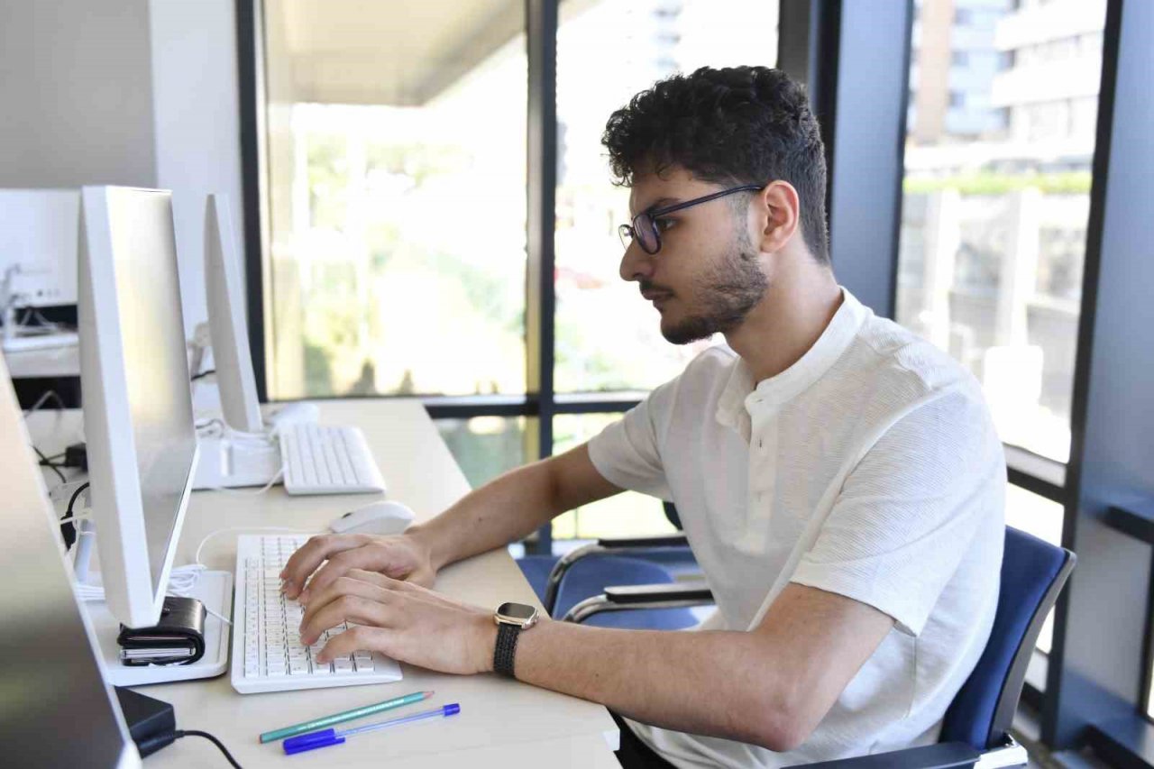 Esenyurtlu gençler hem kendilerini geliştiriyor hem de iş sahibi oluyor