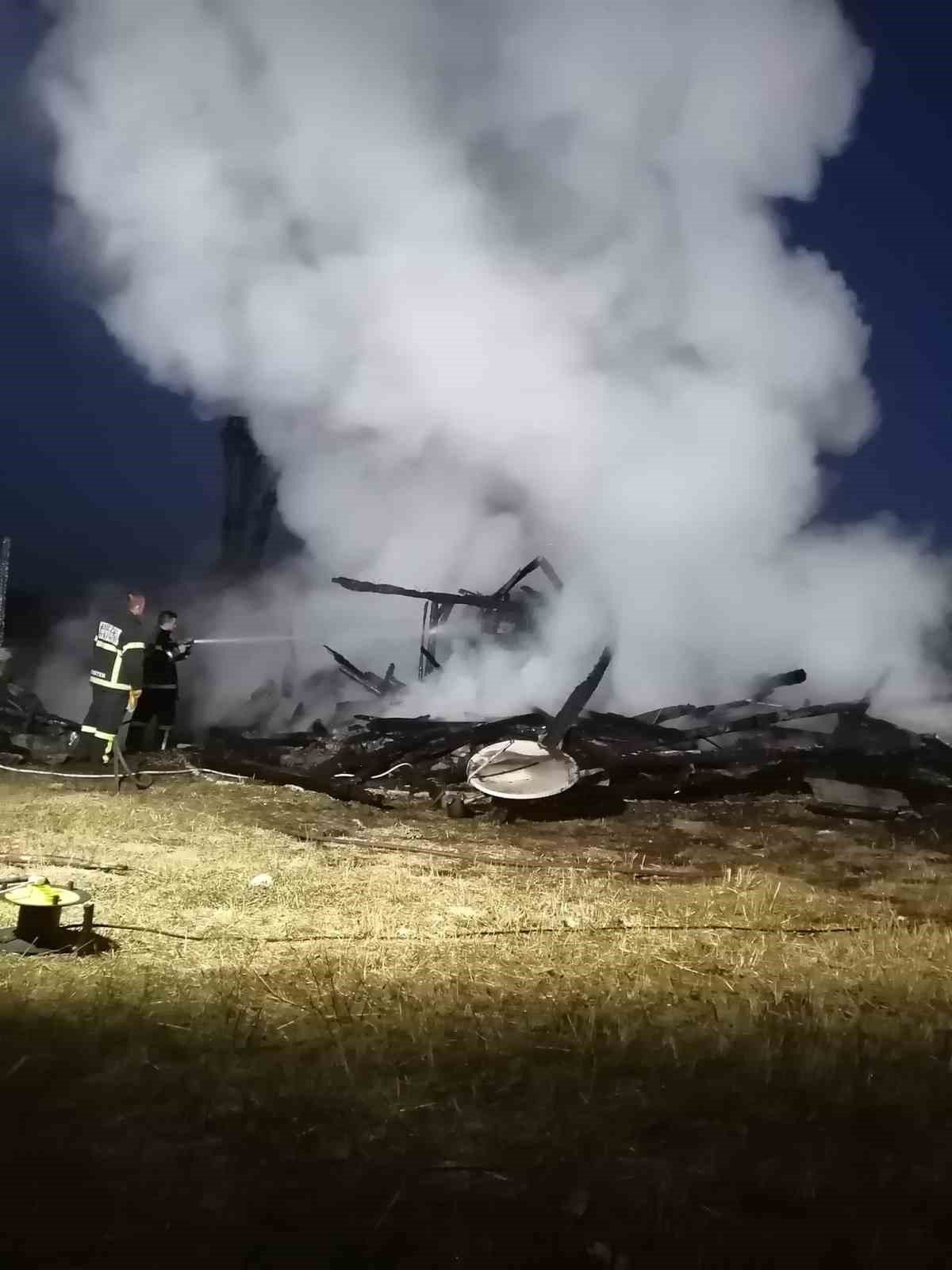 2 katlı ahşap ev küle döndü