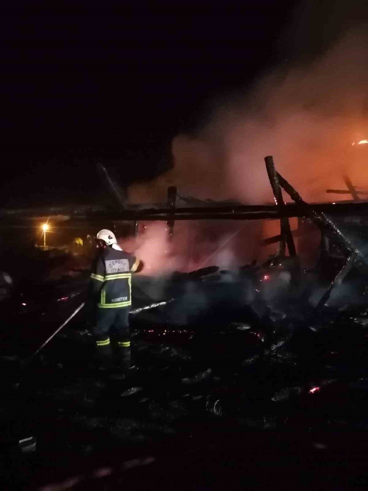 2 katlı ahşap ev küle döndü