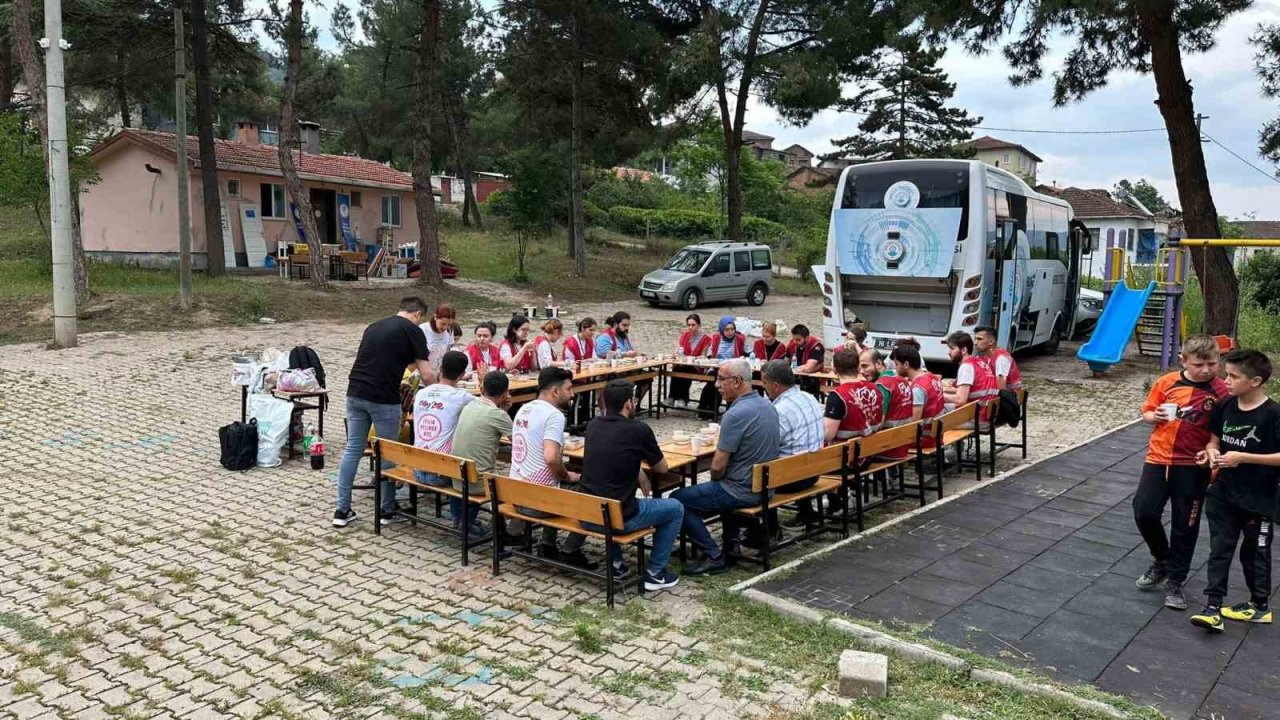 BTÜ’lü öğrenciler ilkokul öğrencilerinin yüzünü güldürdü
